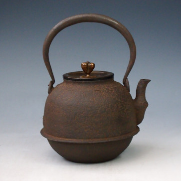 hn2716a　龍文堂写 人面口羽付鉄瓶 般若勘渓作 約0.8L【日本製・証明書付き】【海外対応可】