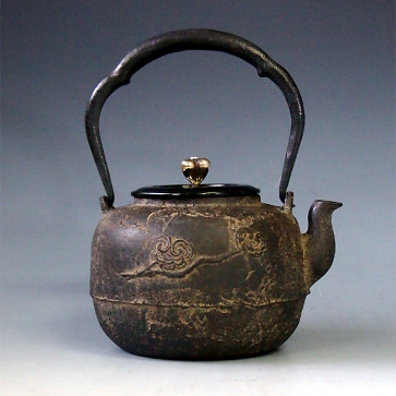 tb100　龍文堂写 霊芝に蝙蝠鉄瓶 摘み・座：銀彩 鉄壺 約1.1L【日本製・証明書付き】【海外対応可】