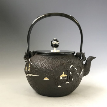  tb231, 麒龍堂造 亀文堂写 月下楼閣山水鉄瓶（白居易漢詩）本体に金銀象嵌入り 座：銀 弦・摘みに銀象嵌入り 約1.2L 