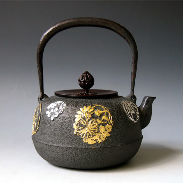 tb97　平丸菊地紋鉄瓶 10号 地紋に本金箔・本銀箔 菊地政光作 桐箱入り 麒龍堂 約1.3L【日本製・証明書付き】【海外対応可】