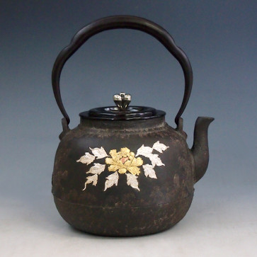 tb98　龍文堂写 桃に花籠鉄瓶 本体に金銀銅象嵌入り 摘み・座：銀 約1.3L【日本製・証明書付き】【海外対応可】