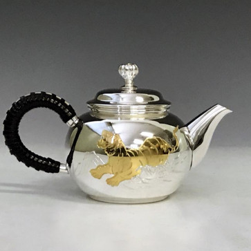 uk116sk‐L　純銀製 烏龍茶急須（大）みがき 銀摘み 龍虎彫金　金彩仕上げ 純銀保証 銀瓶 約0.2L 【日本製・証明書付き】