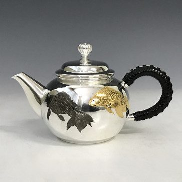 uk118sk-L　純銀製 烏龍茶急須（大）みがき 銀摘み 金魚彫金 金黒彩仕上げ 純銀保証 銀瓶 約0.2L 【日本製・証明書付き】