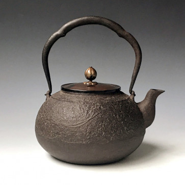 hn901　般若勘渓作 松虫文鉄瓶 鐵壺 約1.7L【日本製・証明書付き】【海外対応可】