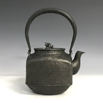hn971sa　般若勘渓作 四方形砂鉄鉄瓶 約1.3L   【日本製・証明書付き】【海外対応可】