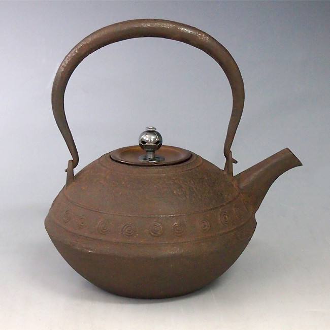 脚付き鉄瓶 hn2726, 渦文達磨形鉄瓶 般若勘渓作 約0.8L【日本製・証明