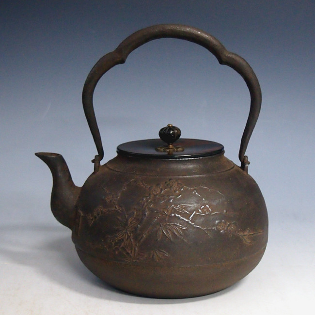 hn903 般若勘渓作 松竹梅文鉄瓶 松竹面 約1.7L【日本製・証明書付き