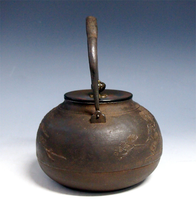 hn903 般若勘渓作 松竹梅文鉄瓶 松竹面 約1.7L【日本製・証明書付き