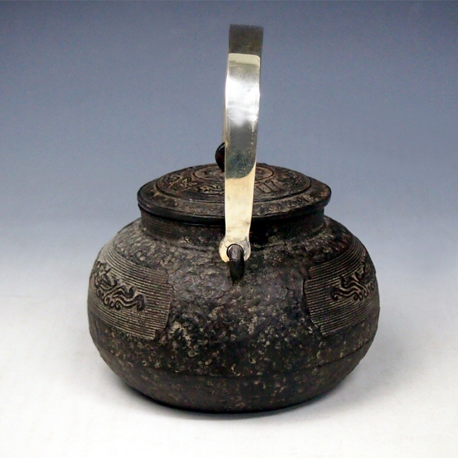 tb10a 金寿堂写 トウテツ紋鉄瓶 純銀摘み、純銀弦 約0.7L【日本製