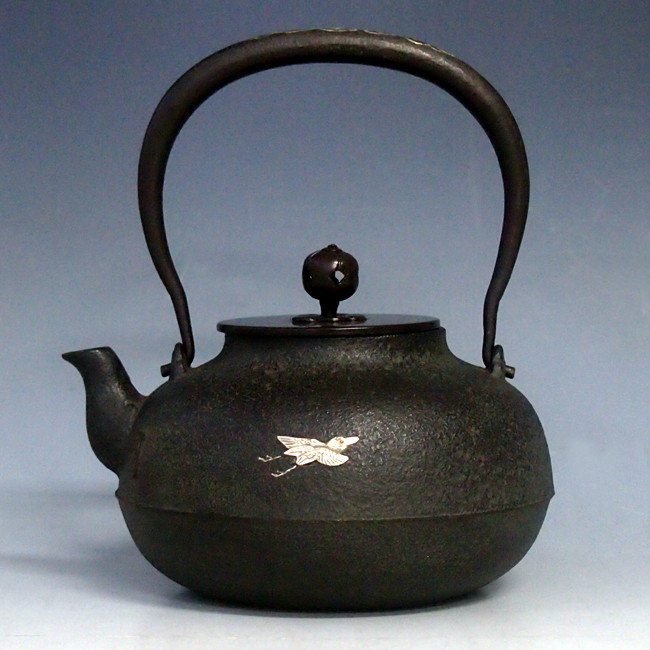 tb119 瑞雲飛鶴銀象嵌芋頭鉄瓶 菊地政光作 麒龍堂 鉄壺 約1.1L【日本製