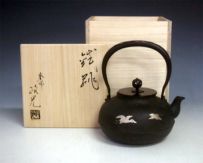 tb119 瑞雲飛鶴銀象嵌芋頭鉄瓶 菊地政光作 麒龍堂 鉄壺 約1.1L【日本製