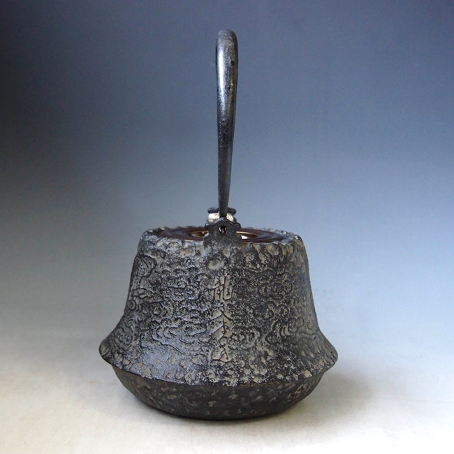 tb145 龍文堂写 富士形雲龍文鉄瓶 本体に銀象嵌入り 摘み・座