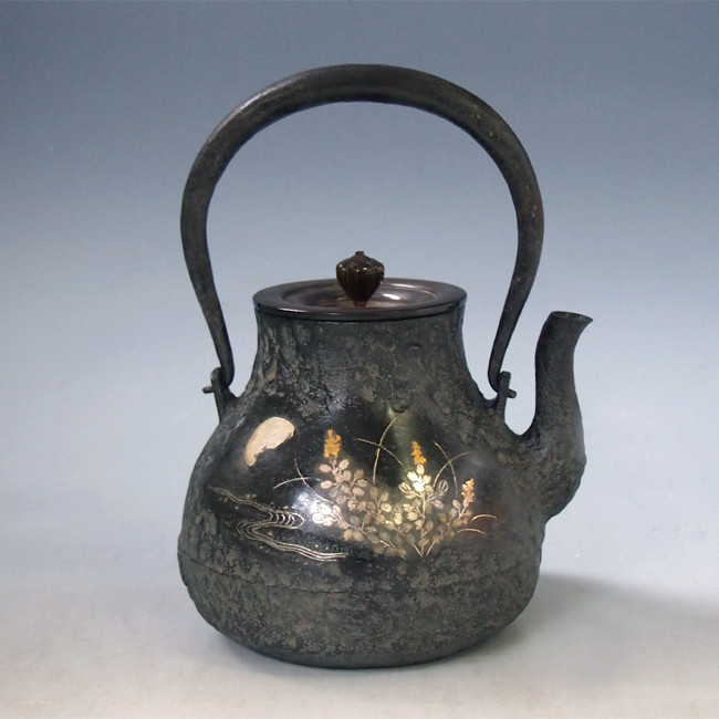 tb15 龍文堂写 秋草文金銀象嵌鉄瓶 本体に金銀象嵌入 約1.0