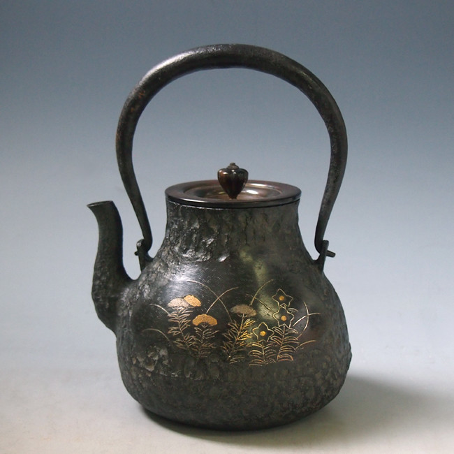 tb15 龍文堂写 秋草文金銀象嵌鉄瓶 本体に金銀象嵌入 約1.0L【日本製