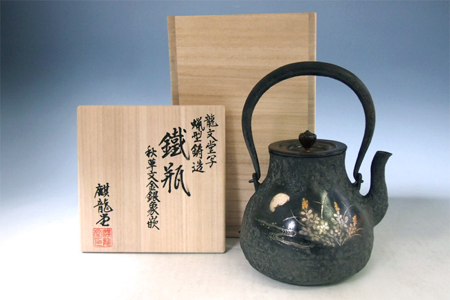 tb15 龍文堂写 秋草文金銀象嵌鉄瓶 本体に金銀象嵌入 約1.0L【日本製