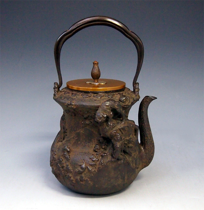 古銅　獅子地紋水滴 A rare gold, silver and turquoise-inlaid bronze garment hook