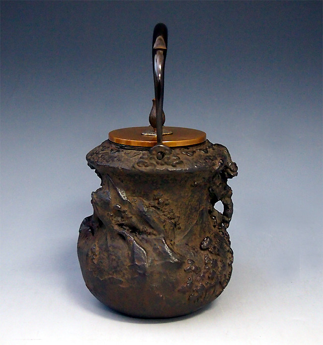 tb153 龍泉堂造 獅子地紋鉄瓶 座：銀 鉄壺 約1.2L【日本製・証明