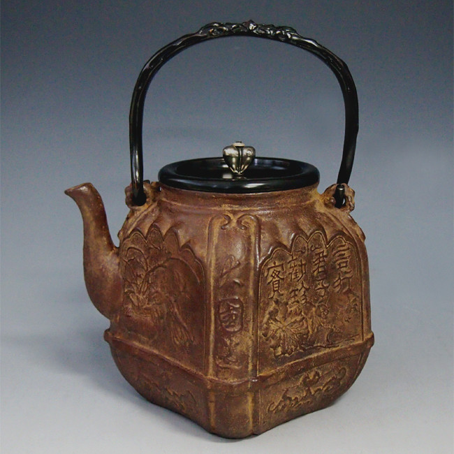 tb155 大国写 四方鉄瓶 摘み・座：銀彩 鬼面形弦 鉄壺 約1.4L