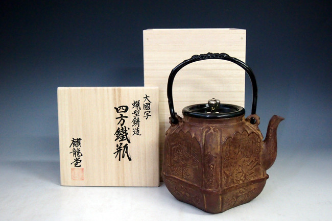 tb155 大国写 四方鉄瓶 摘み・座：銀彩 鬼面形弦 鉄壺 約1.4L