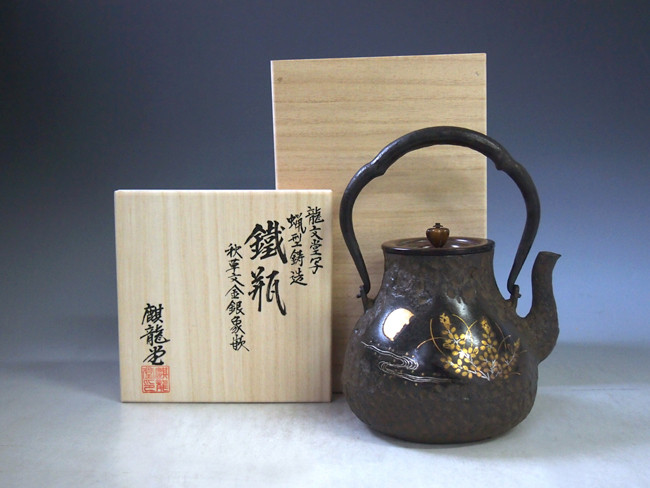 tb15a 龍文堂写 鶴首 秋草金銀象嵌鉄瓶 本体に金銀象嵌入 約1.0L【日本