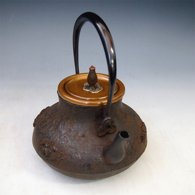 tb163 龍泉堂造 蝋型 鶴首四君子鉄瓶 座：銀 鉄壺 約1.1L【日本製