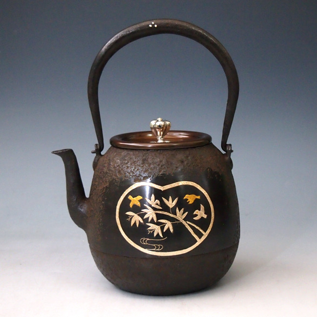 tb165 龍文堂写 棗形間取鉄瓶 本体竹に雀、梅に鶯象嵌・弦に銀象嵌 銀