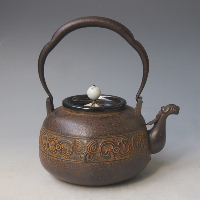 tb183 蔵六写 トウテツ紋鉄瓶 翡翠摘み座：銀 鉄壺 約1.1L【日本製