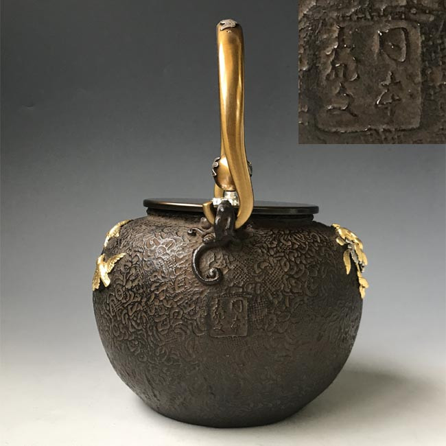 tb187 亀文堂写 菊地紋鉄瓶 本体に金銀貼り 弦・摘みに銀象嵌