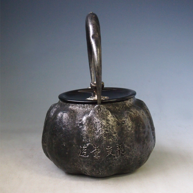 煎茶道具　鉄製　鉄瓶　銀象嵌　龍文堂鉄瓶　時代鉄瓶 tb214sa,龍文堂写 阿古陀形砂鉄鉄瓶 銀口 弦に銀象嵌入り 座：銀 鉄壺