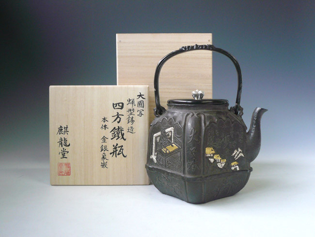 tb219,大国写 四方鉄瓶 本体に金銀象嵌入り 座：銀 鬼面形弦 鉄壺 約