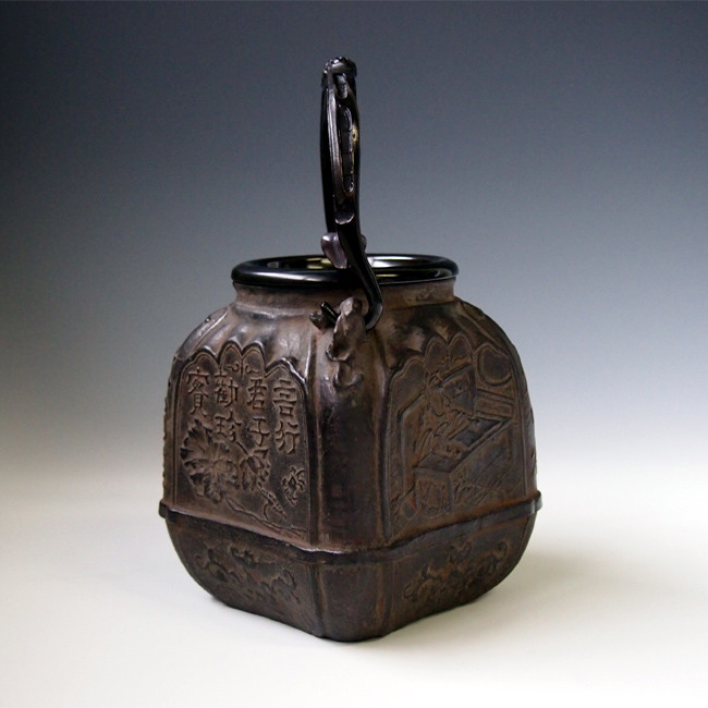 tb221, 大国写 四方鉄瓶 摘み・座：銀彩 鬼面形弦 鉄壺 約1.4L