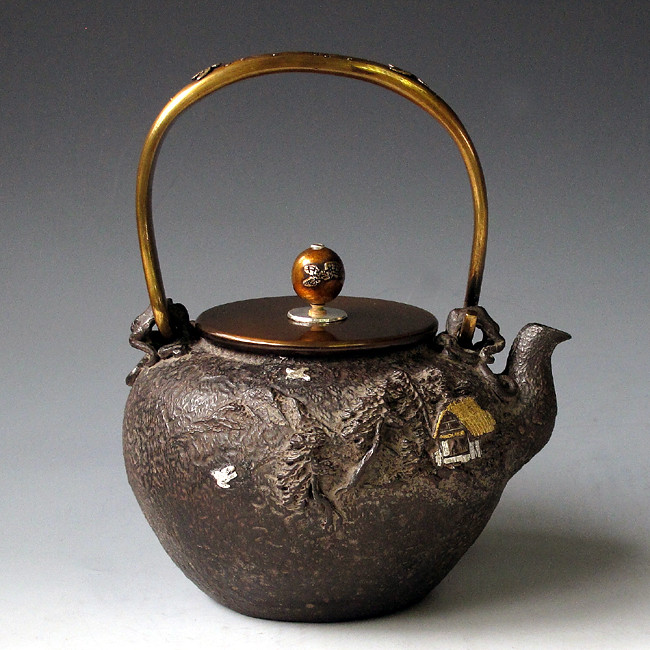 鉄瓶　亀文堂　金銀象嵌 tb22a 亀文堂写 家人物鉄瓶 本体に金銀象嵌 摘み・弦に銀