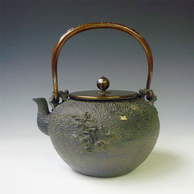 tb49 亀文堂写 月下波千鳥平丸鉄瓶（大） 本体、弦、摘みに銀象嵌入 約