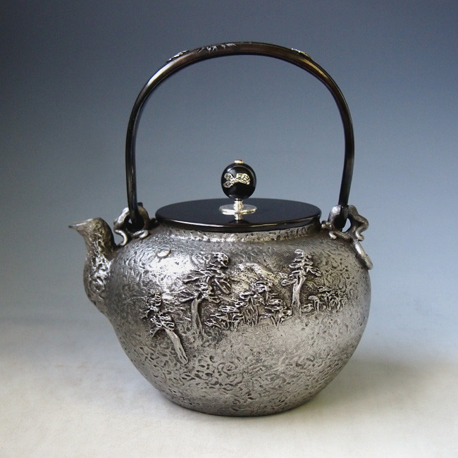 tb84sa, 亀文堂写 田舎山水砂鉄鉄瓶 本体・摘み・弦に銀象嵌入り 座