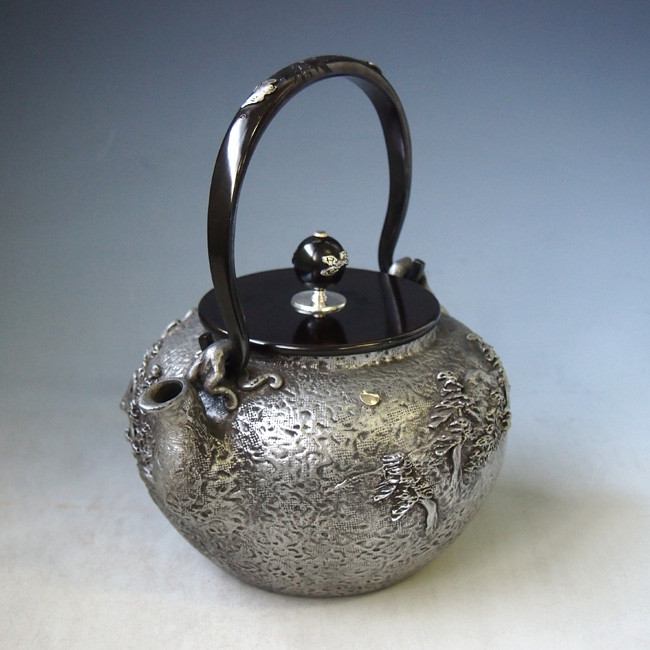 tb84sa, 亀文堂写 田舎山水砂鉄鉄瓶 本体・摘み・弦に銀象嵌入り 座