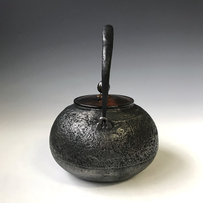 hn901sa 般若勘渓作 松虫文砂鉄鉄瓶 約1.6L 【日本製・証明書付き