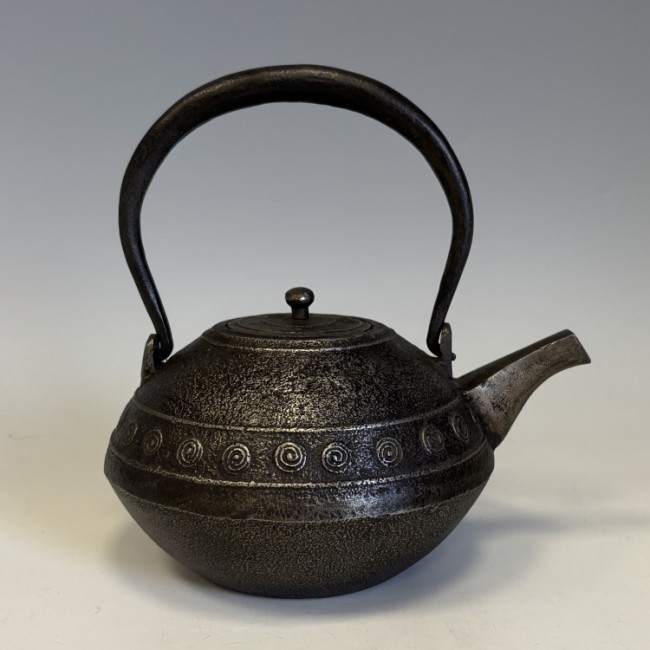 hn2726sa-a, 渦文達磨形砂鉄鉄瓶 般若勘渓作 約0.7L 【日本製・証明書