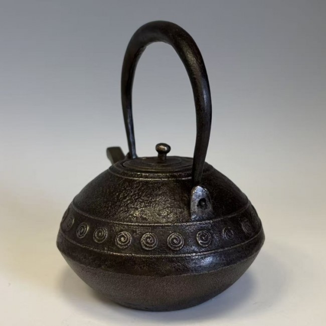 平瓶　須衛器 hn2726sa-a, 渦文達磨形砂鉄鉄瓶 般若勘渓作 約0.7L 【日本製・証明書