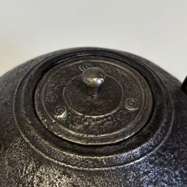 hn2726sa-a, 渦文達磨形砂鉄鉄瓶 般若勘渓作 約0.7L 【日本製