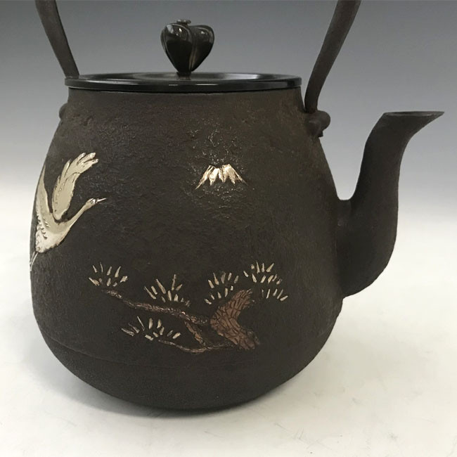 龍文堂造　小ぶりな松、鶴紋持ち手象嵌いり鉄瓶　囲炉裏 龍文堂造 小ぶりな松、鶴紋持ち手象嵌いり鉄瓶 囲炉裏