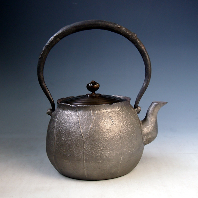 hn904sa 般若勘渓作 荷葉（蓮形）砂鉄鉄瓶 約1.3L 【日本製・証明