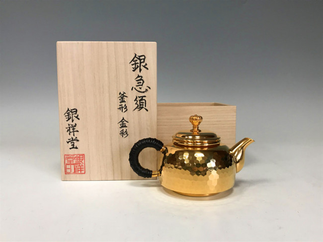 ogk-06540 純銀製 釜形銀急須 耳手2.6寸 鎚目金彩 菊摘み 純銀