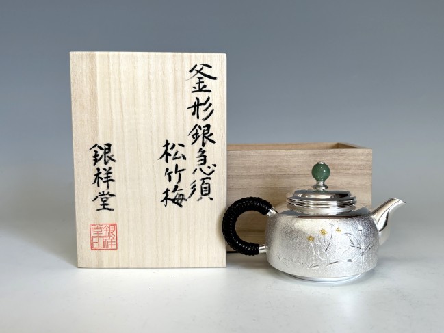ogk-06892 純銀製 急須 釜形 梨地 松竹梅彫金 耳手 2.6寸 翡翠