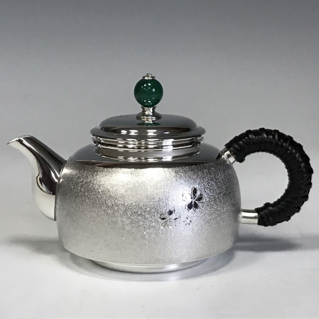 祥雲斎　純銀彫金銀瓶　共箱　796g/高約21㎝　東Y7-0807⭐︎2Fチヒサニ ogk-06793 純銀製 釜形銀急須 梨地桜彫金 耳手 2.6寸 翡翠摘み 手彫り