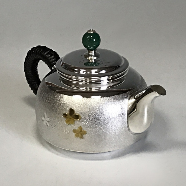 ogk-06793 純銀製 釜形銀急須 梨地桜彫金 耳手 2.6寸 翡翠摘み 手彫り