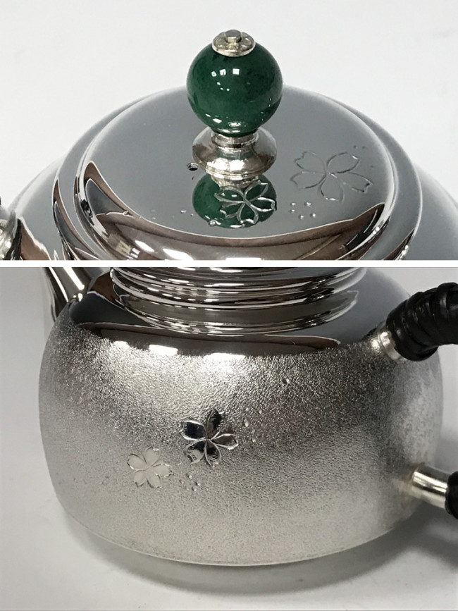 ogk-06793 純銀製 釜形銀急須 梨地桜彫金 耳手 2.6寸 翡翠摘み 手彫り