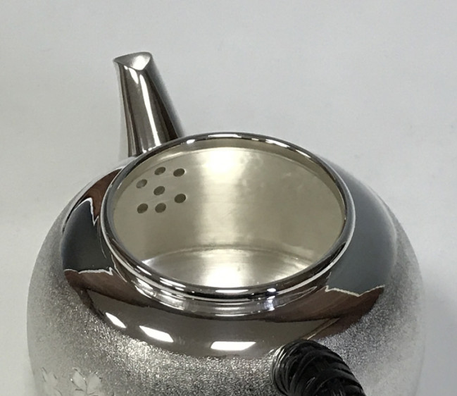 ogk-06793 純銀製 釜形銀急須 梨地桜彫金 耳手 2.6寸 翡翠摘み 手彫り