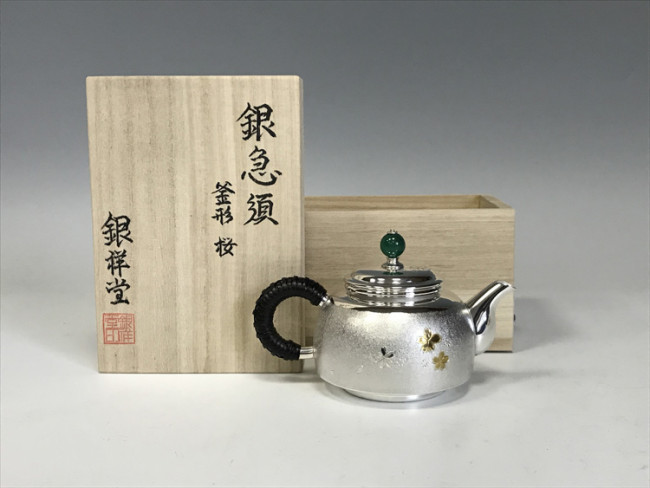 祥雲斎　純銀彫金銀瓶　共箱　796g/高約21㎝　東Y7-0807⭐︎2Fチヒサニ ogk-06793 純銀製 釜形銀急須 梨地桜彫金 耳手 2.6寸 翡翠摘み 手彫り