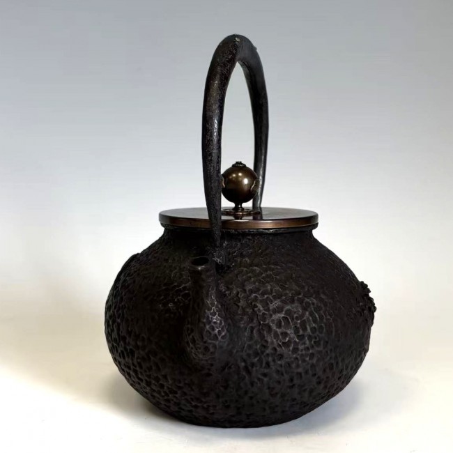 鉄瓶　富士型 蝋型鋳鉄製 桐箱入 hn904 般若勘渓作 荷葉（蓮形）鉄瓶 約1.3L【日本製・証明書