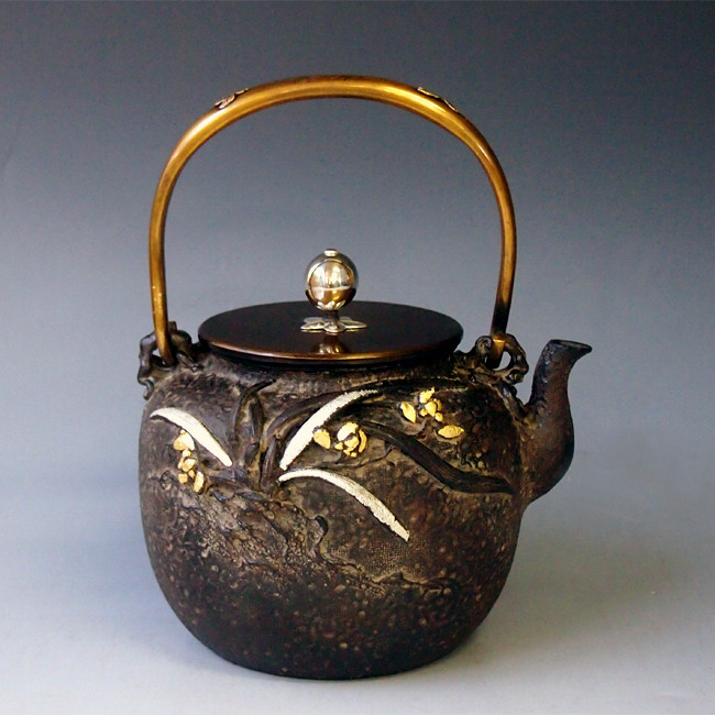 亀文堂 造 日本亀文 鉄瓶 金銀象嵌 岩肌地 骨董美術 茶道具 重量約2329g 亀文堂【鈴木光重】蜥蜴耳鉄瓶 買取実績｜日晃堂 買取実績